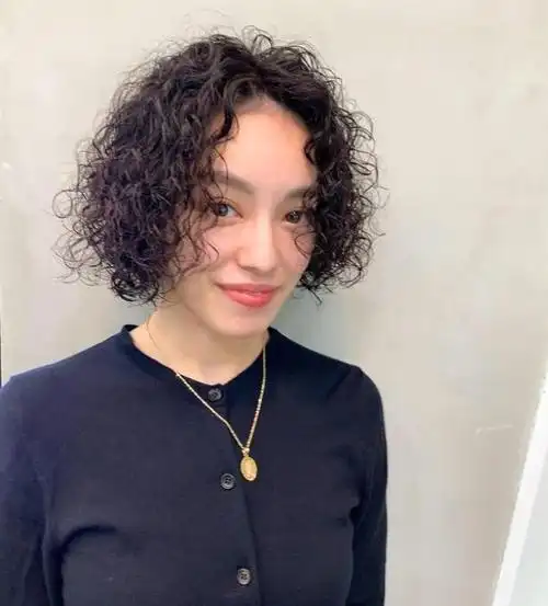 小卷烫发发型推荐,烫出的头发很卷很蓬松,显得特别洋气的造型,让你