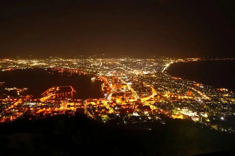 这是函馆山夜景,世界三大夜景之一,因"百万夜景"的称号而吸引了众多