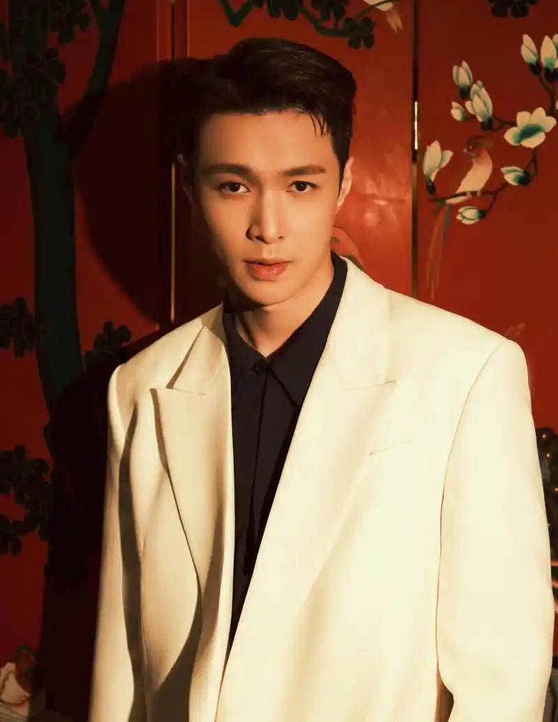 张艺兴获2021年度影响力人物,采访中称文娱工作者应该传播正能量