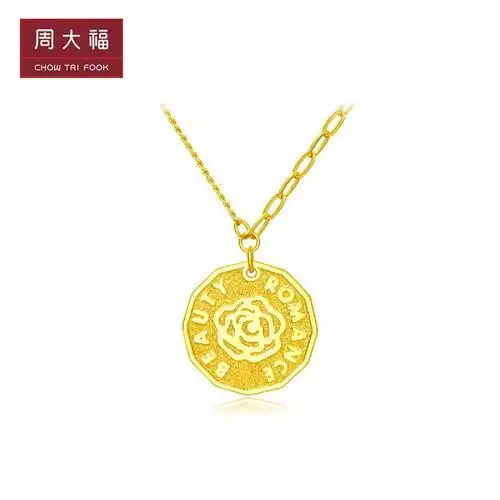 周大福珠宝首饰时尚玫瑰圆牌足金黄金项链吊坠计价eof533送礼