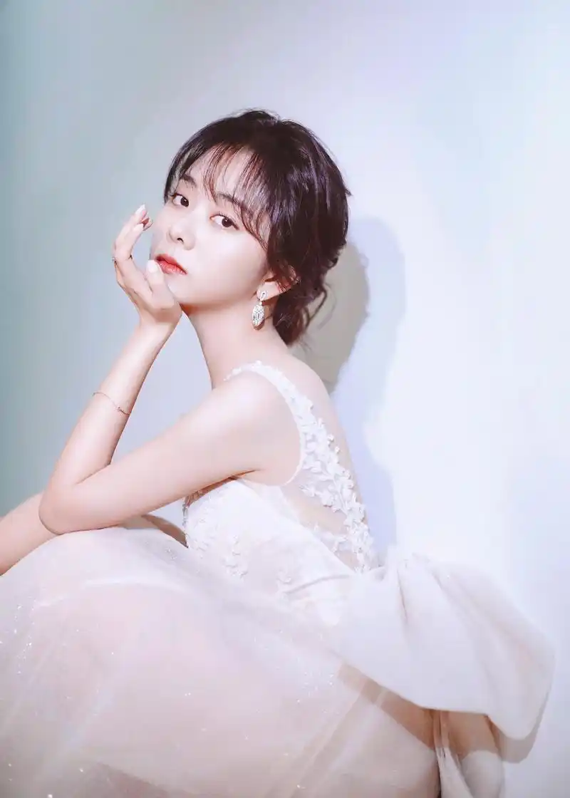 精美图集|谭松韵娇俏如花,少女感十足