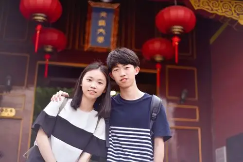 一个华师女生和一个浙大男生在交大的合影