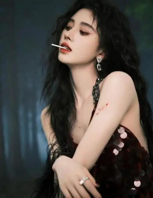 鞠婧祎黑色长裙犹如一只高冷的黑天鹅