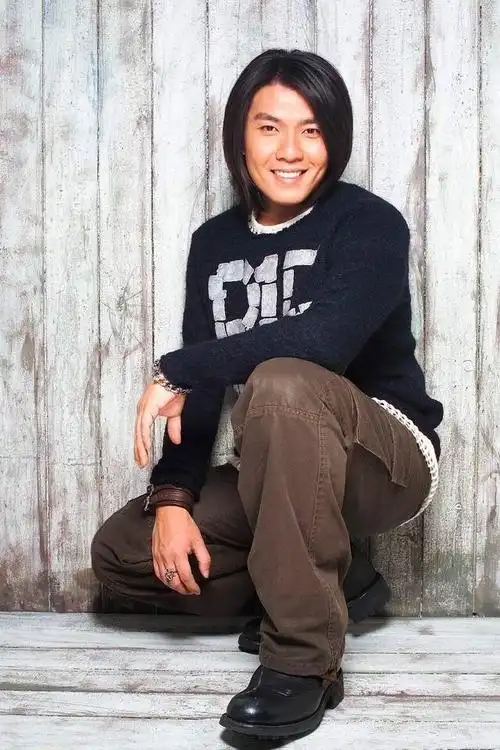 49岁阿杜抑郁症后复出,穿卫衣配牛仔裤看上去好年轻,不像快奔五