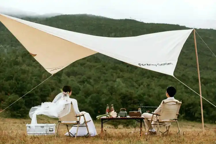 云南丽江旅拍婚纱照野营帐篷西装