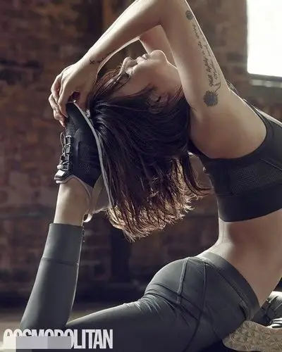 李孝利练高难瑜伽 倒立劈腿展完美身材