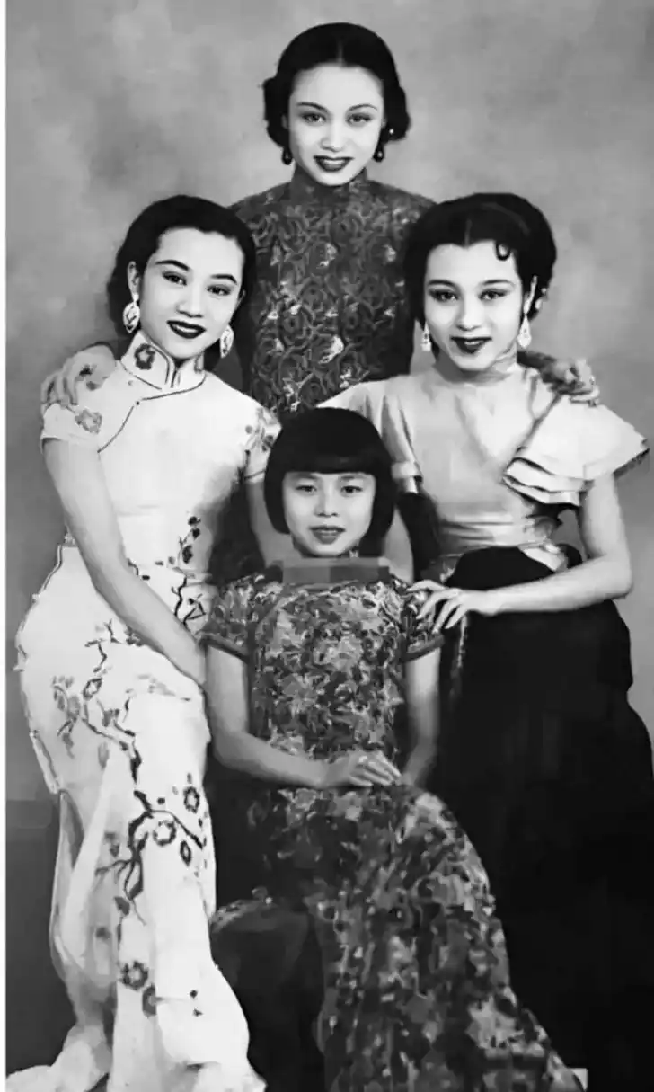 一张民国四美女身着飘逸旗袍或时装的旧照,明媚的容颜惊艳了时代,独特