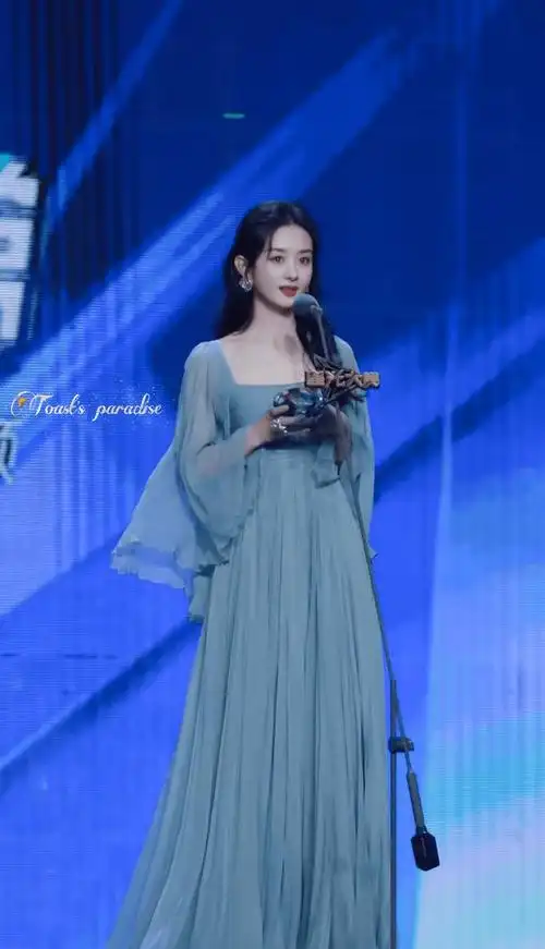 赵丽颖这一袭裙子,美到惊鸿!_气质_蓝色_设计