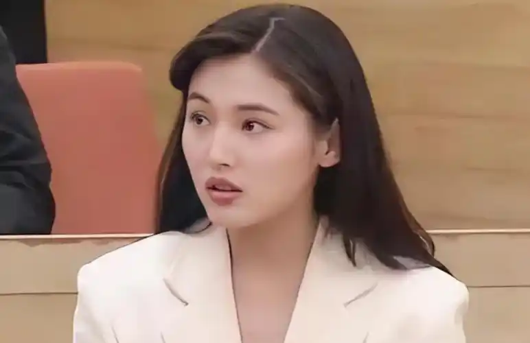 演员张延:嫁大5岁的香港丈夫,恩爱18年零绯闻,如今女儿美过她_张锦