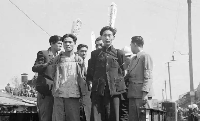 原创死刑犯平时都戴着手铐脚链怎么进刑场却换成麻绳还要绑住裤脚