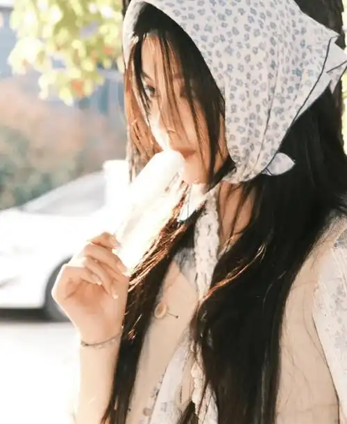 杨超越晒生活随拍戴头巾吃雪糕少女感十足