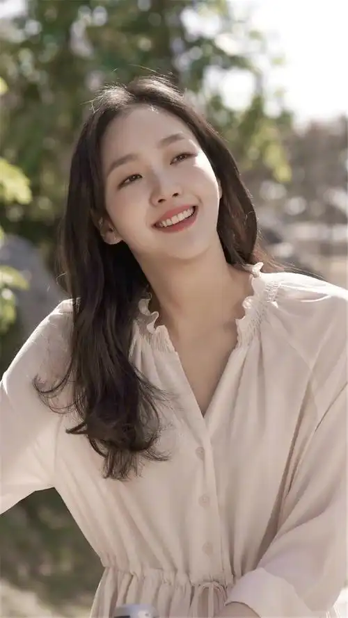 明星壁纸:韩国女星金高银,kim go eun,一位长相甜美,温柔可人的韩国女