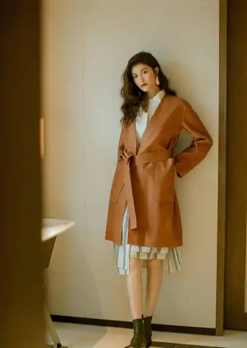 超模也不过如此,何穗走红毯用尽手段,不息利用身材来