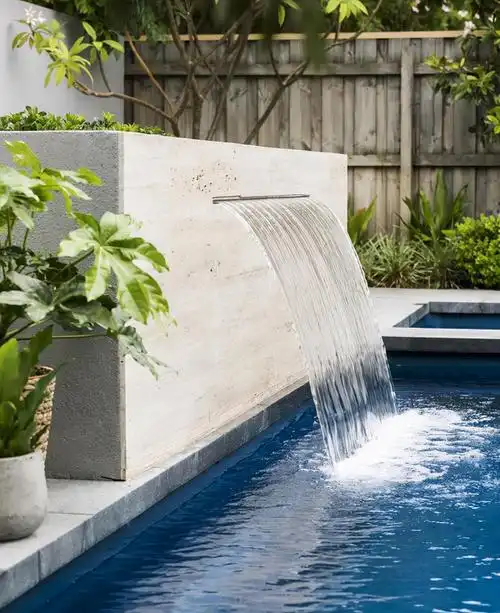 跌水主要是利用落差让水从高处跌落到低处过程中形成的水景效果造景.