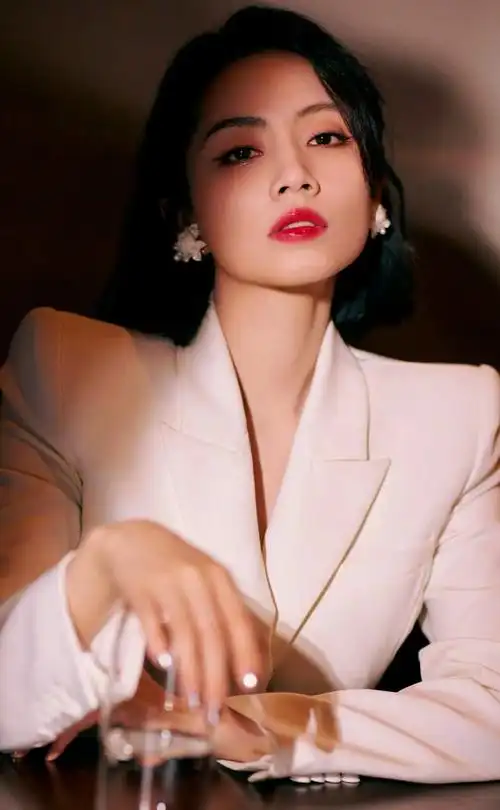 刘惜君高清淡雅美照,优雅迷人!__财经头条