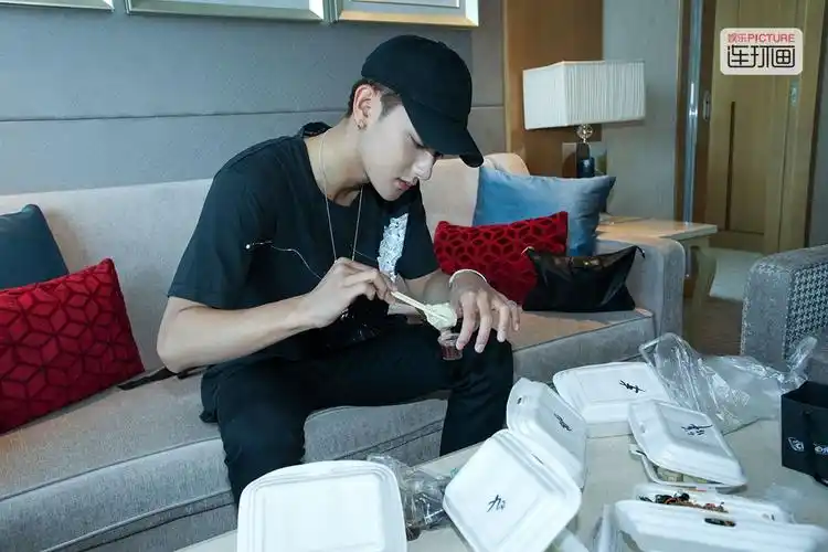 黄子韬的黑与红