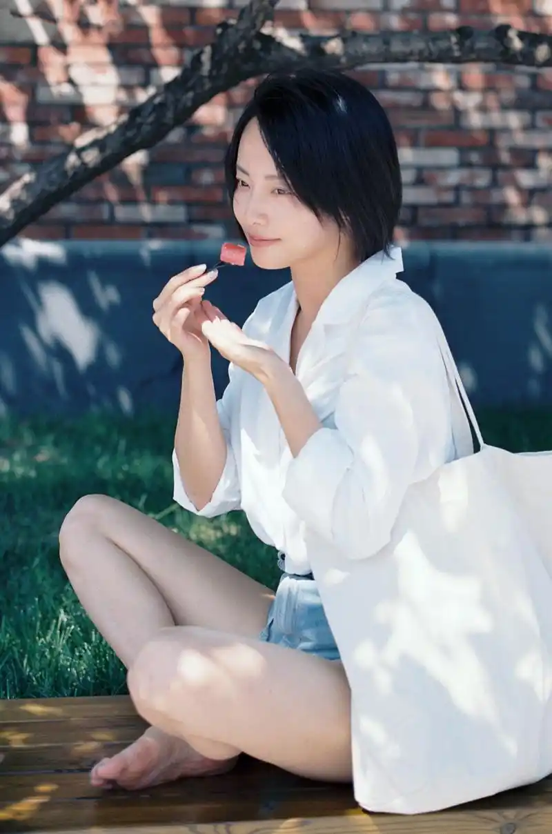 张嘉倪盘腿光着脚丫吃西瓜.