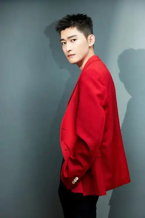 张翰樱桃红西装##央视端午晚会