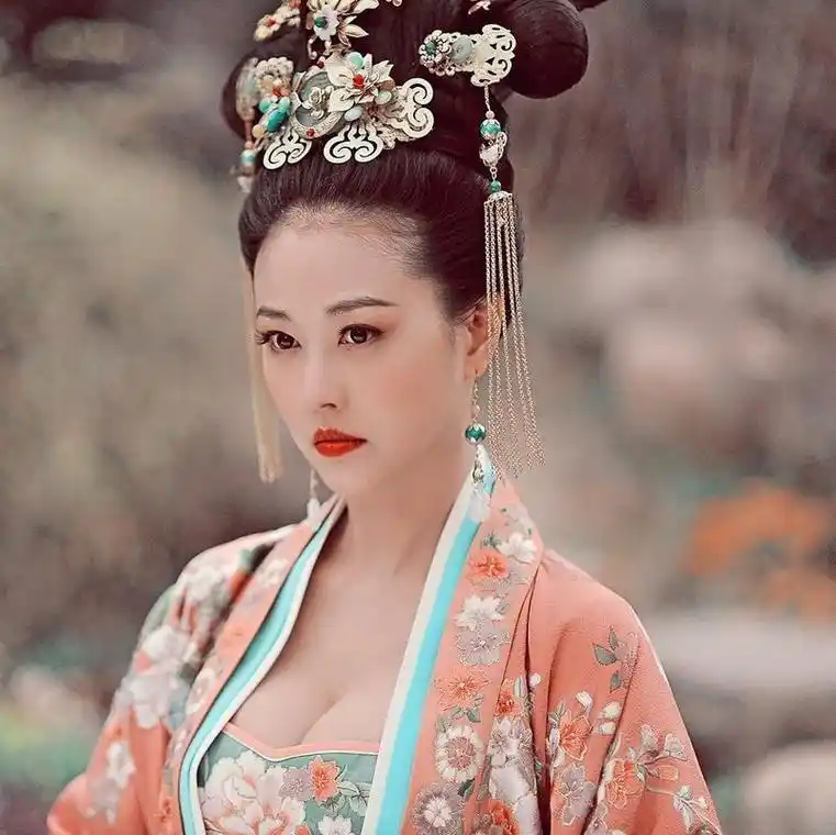 周海媚:香港影坛的优雅之美 周海媚以其独特的优雅风采和出色的演技