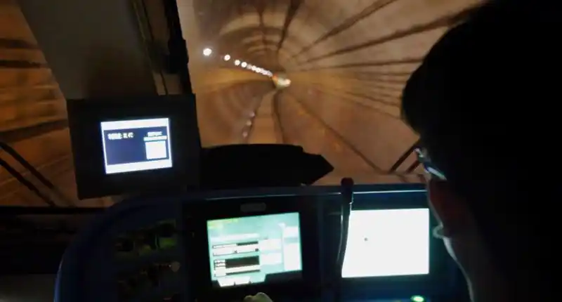 地铁司机其实非常压抑和孤独,每天都是一个人在黑暗的环境中工作.