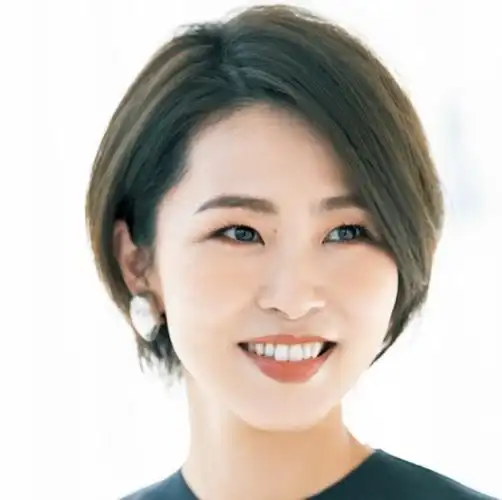 四十岁的女人,气质更加优雅,行为处事也更加低调内敛.