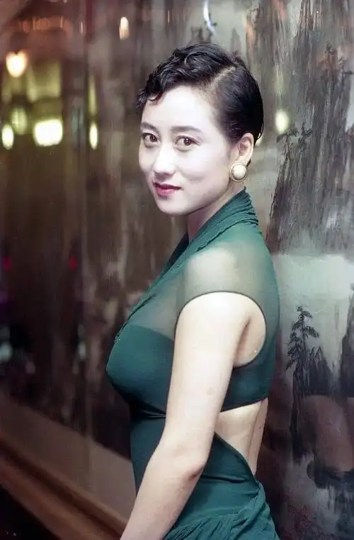 利智俩女儿晒照为她庆生和李连杰结婚后退出娱乐圈可惜了美貌