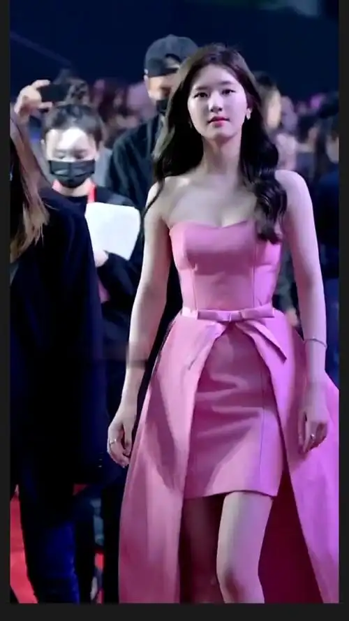 赵露思粉色礼服和平常表情不一样的味道-度小视