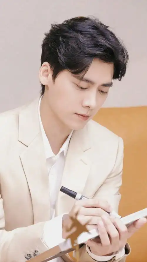 李易峰香槟色西装造型