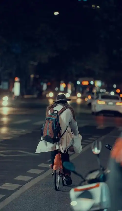 【首发】背影仍在风雨中行走