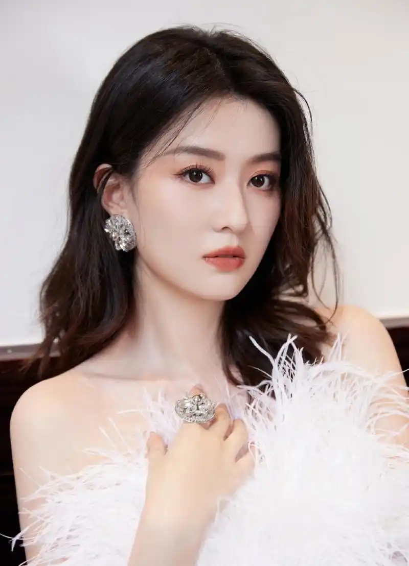 乔欣# 一袭白色抹胸长裙,妩媚多姿的身材,白皙水嫩的肌肤,纤瘦直白的