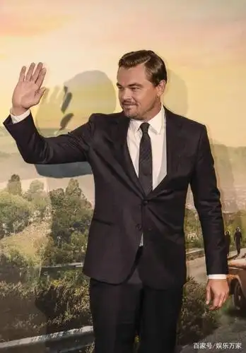 "小丑女"穿黄色长裙清凉性感,小李子西服加身帅气依旧.