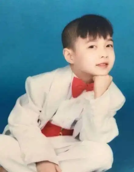 小时候的张艺兴真的是太可爱了,笑起来和现在没有很大的差别,穿着小熊