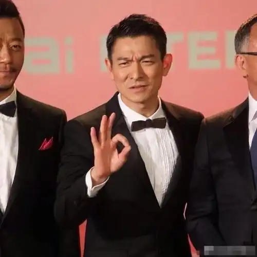 刘德华坐飞机与空姐合影笑容满面,合影完还细心检查自拍效果