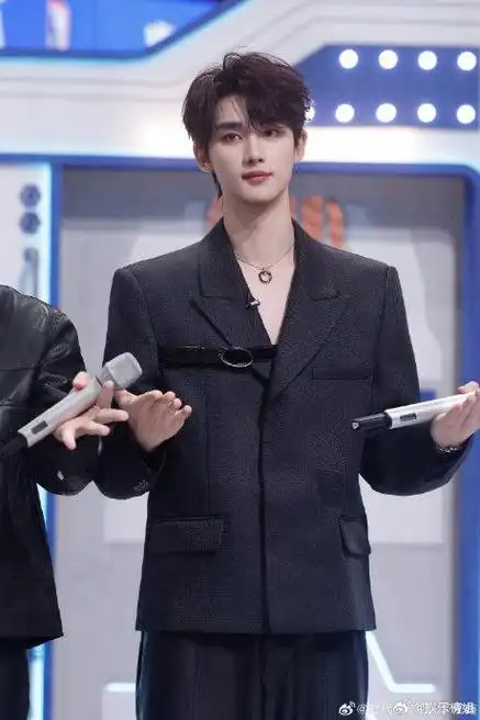 递一个现偶霸总剧本吧 丁总一身西装气场好强…|丁程鑫|剧本_新浪新闻