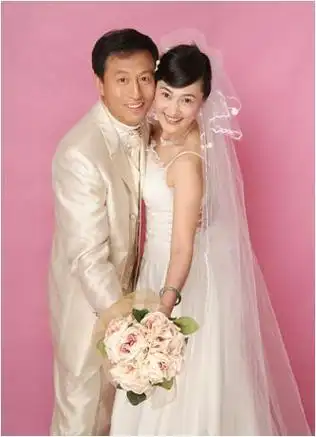 王菁华与常戎爱情路难走50岁仍未婚未育现在生活如何