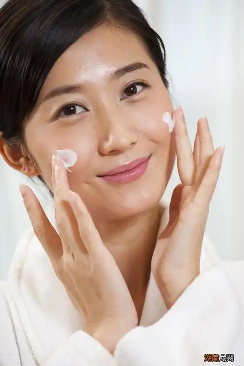 乳液作用以及正确涂抹方法 女生乳液的使用方法步骤 _方法