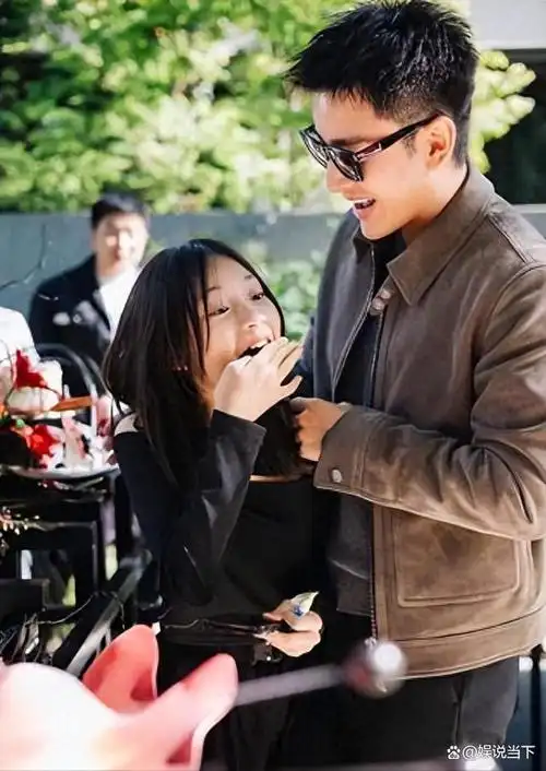 甜馨生日许了什么愿?李小璐微笑默许,贾乃亮哭笑不得,会复合吗