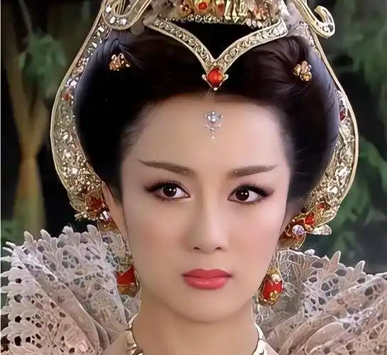 李依晓遭网友吐槽,新女人专业户,然而之前的她可不是这个样子的_叶璇