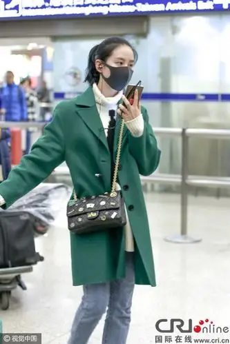 吴奇隆夫妇机场戴情侣口罩 刘诗诗限量包抢镜