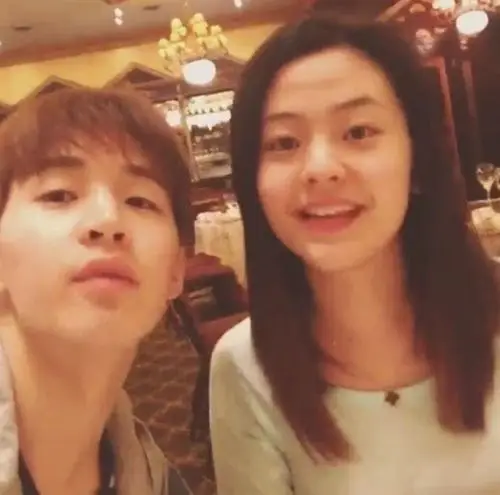 super junior成员henry大晒温情兄妹照