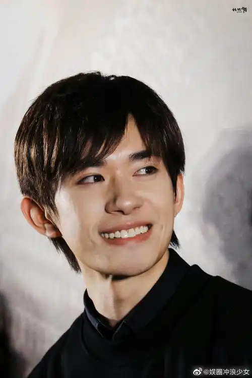 易烊千玺戳酒窝##满江红