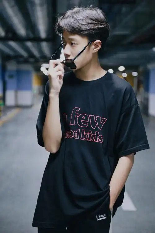 14岁男孩车库写真