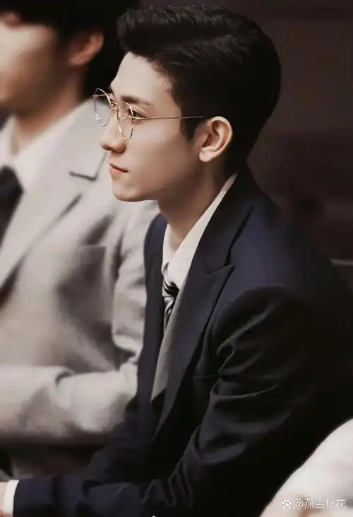 金丝边眼镜是检验颜值的重要标准,男明星戴金丝眼镜,谁戳中了你的心巴