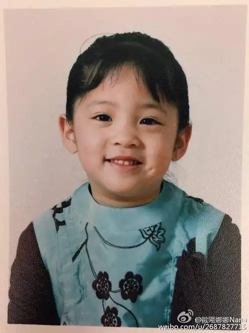 欧阳娜娜童年私照曝光简直水蜜桃精转世全身名牌这鞋太讲究了