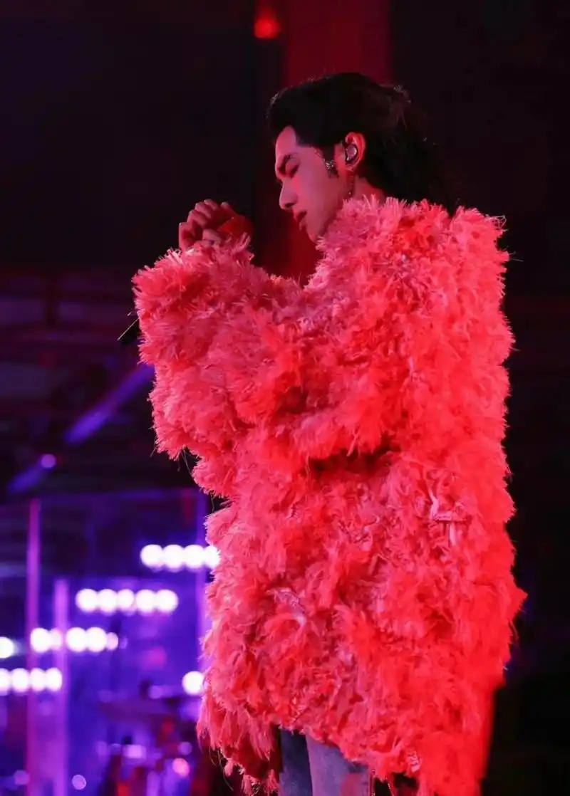 华晨宇开唱了,成绩不俗,现场反响大,粉丝们高呼"华语乐坛永远的神".