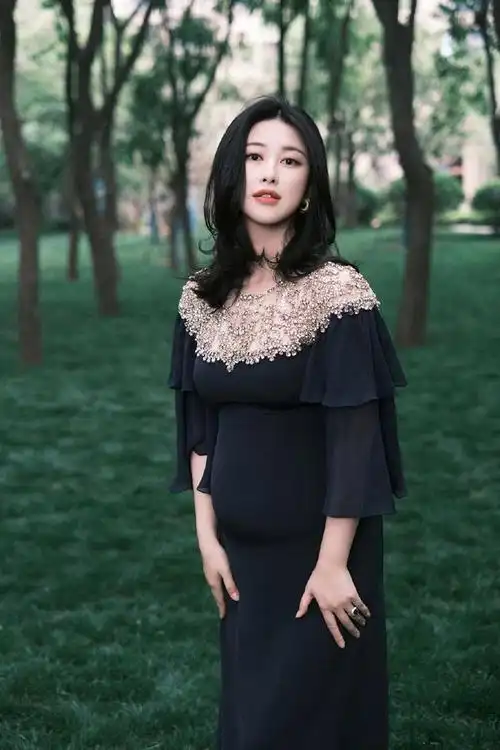 怀孕的朱珠也好拼穿镶钻裙挺孕肚亮相依旧藏不住阔太气场