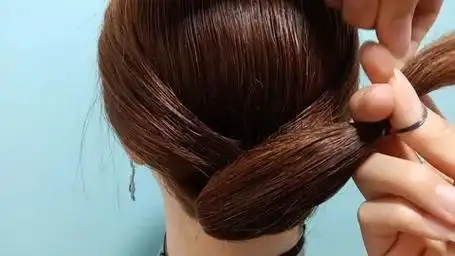 女人40岁以后这样盘发发型优雅气质,三俩下就扎好,特简单气质