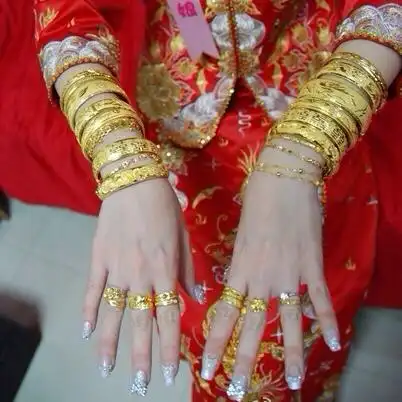 闽粤独特婚俗新娘穿戴数斤金饰