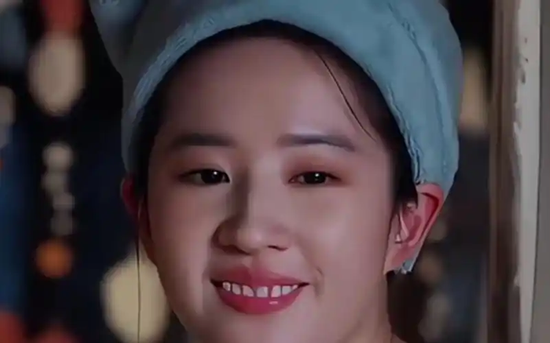 刘亦菲笑容合集,笑起来一帧一秒皆是美,如春风拂过