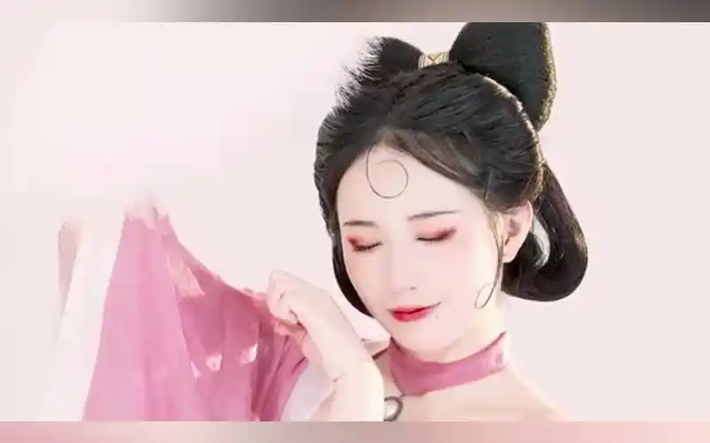 云髻半俏,花光一闪,倾国倾城.